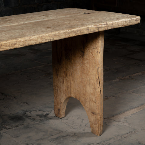 Heritage Arc Dining table